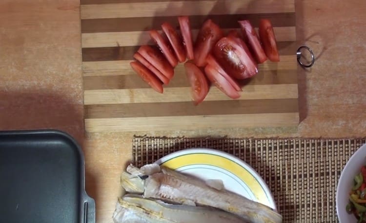 Finas rodajas cortan tomates.