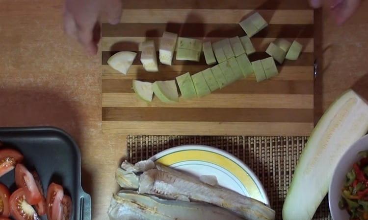 Cortar en cubos grandes de calabacín.