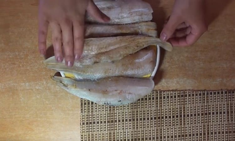 Espolvorea el pescado con pimienta.