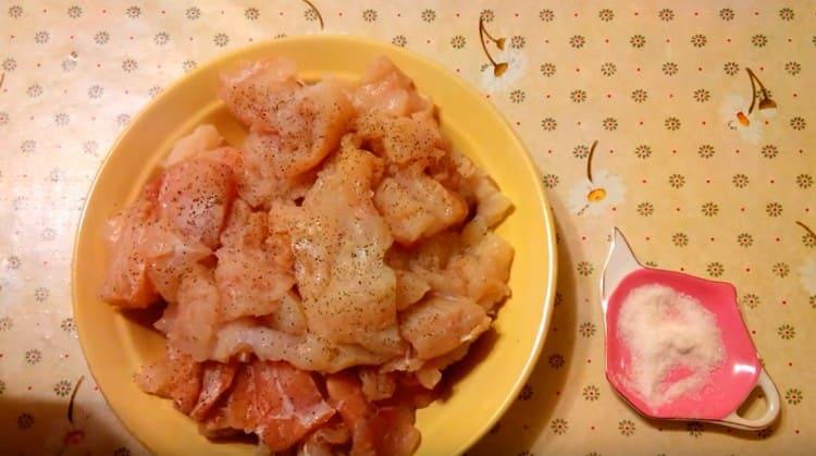 Saler et poivrer le filet.