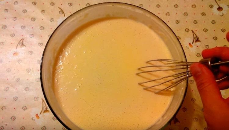 Ajouter à la farine et mélanger la pâte épaisse.