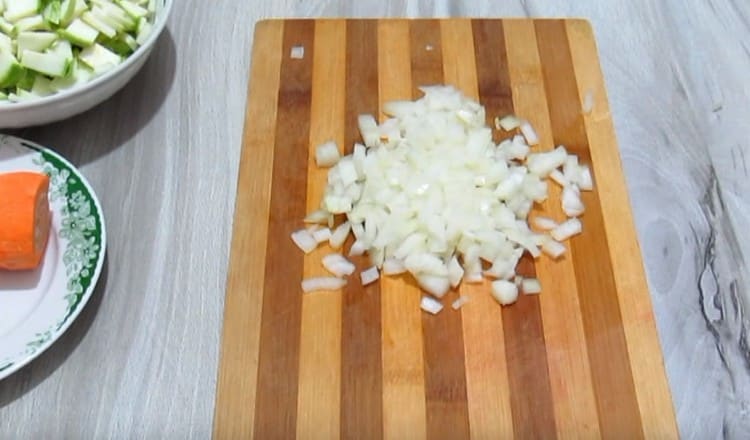 Смелете лука.