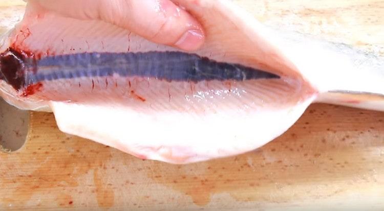 Curățăm peștele, eliminăm părțile interioare.