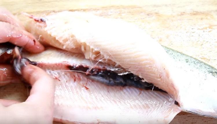 Asigurați-vă că îndepărtați branhiile și filmul negru de lângă creasta peștilor.