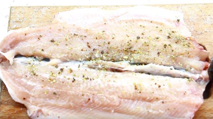 Presărați pește cu condimente, sare, piper.