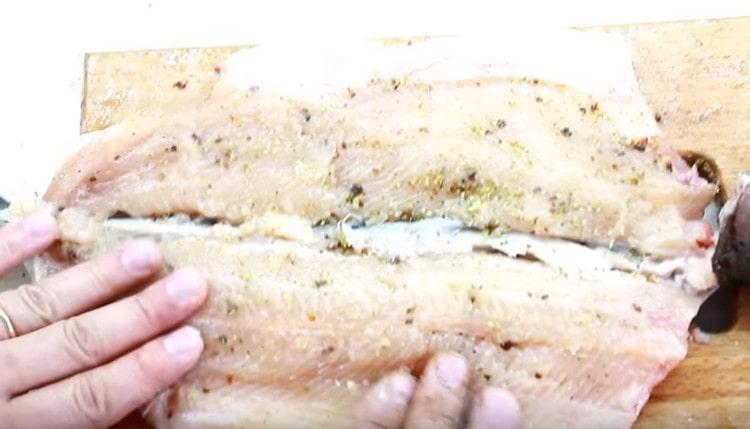 Presărați fileul cu suc de lămâie.