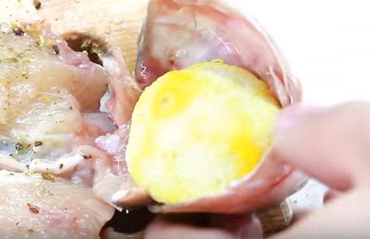 Puneți lămâie în capul peștelui.