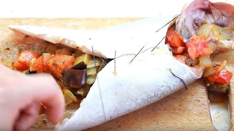 Coaseți ușor peștele.