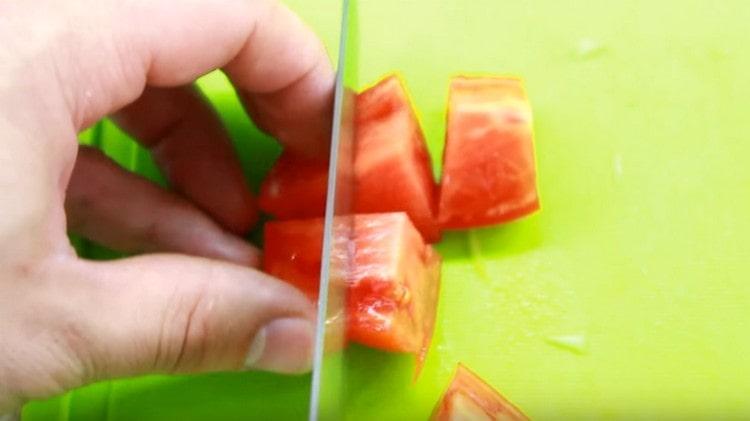 De asemenea, tăiem roșiile.