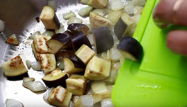 Adăugați vinetele în ceapă.