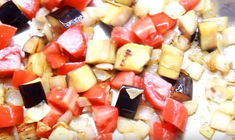 Adăugați condimente la legume după gust.