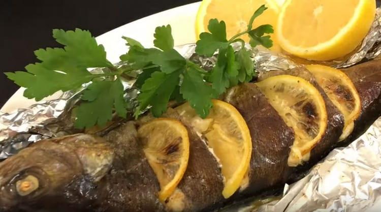A truta no forno, de acordo com esta receita, é incrivelmente saborosa.