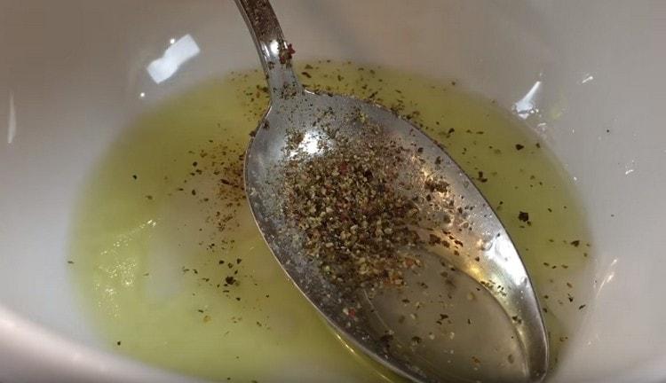 Adicione sal e pimenta à marinada.