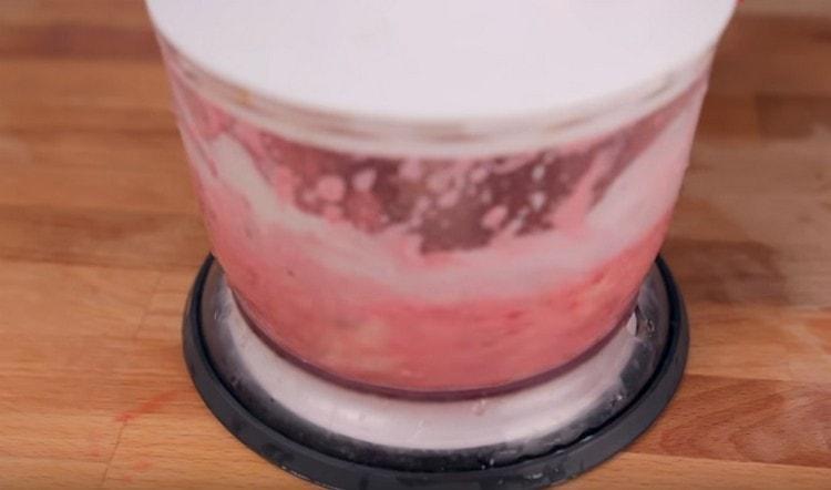 Bate cel de-al treilea strat al băuturii noastre.