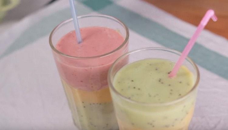 Când se servește, un smoothie de fructe poate fi decorat cu frunze de mentă și trebuie să-l bei printr-un pai.