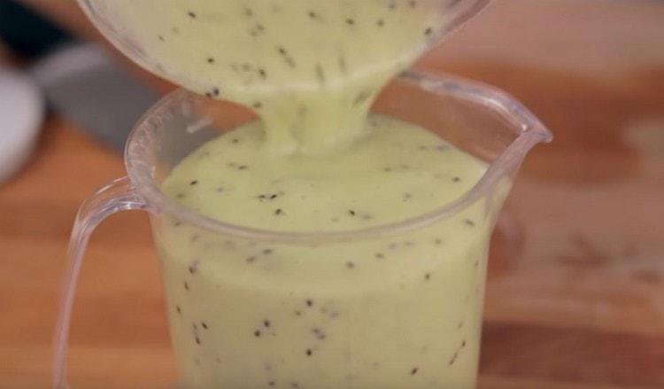 Turnați băutura rezultată într-un alt recipient și spălați bolul blenderului.