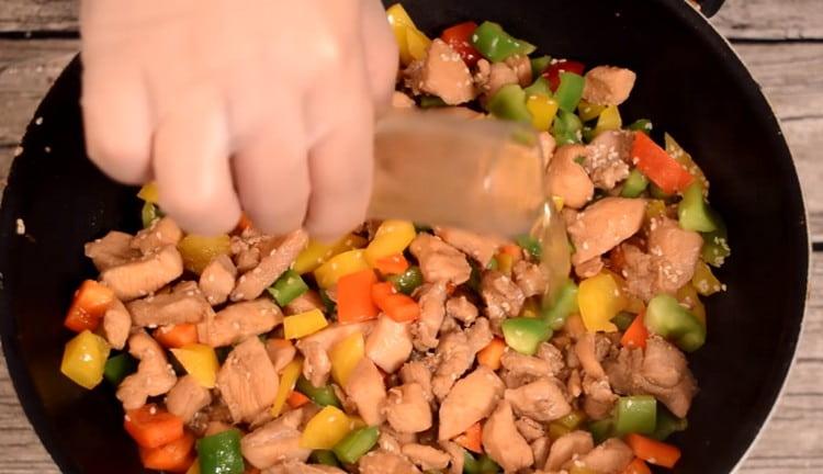 Adăugați vin alb uscat, lăsați-l să se evapore.