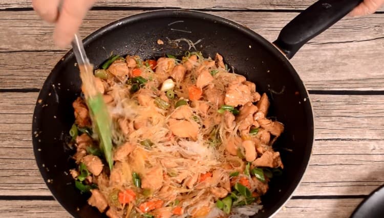 Rămâne doar să adăugați taitei cu ceapă verde și să amestecați bine.