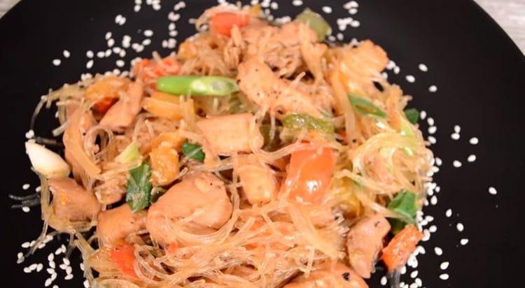 După cum puteți vedea, de fapt, ciuperca cu pui și legume nu este greu de preparat.