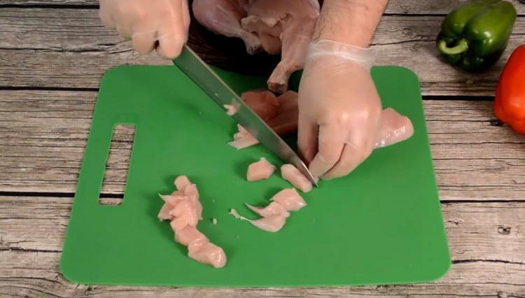 Mai întâi, tăiați puiul în bucăți mici.