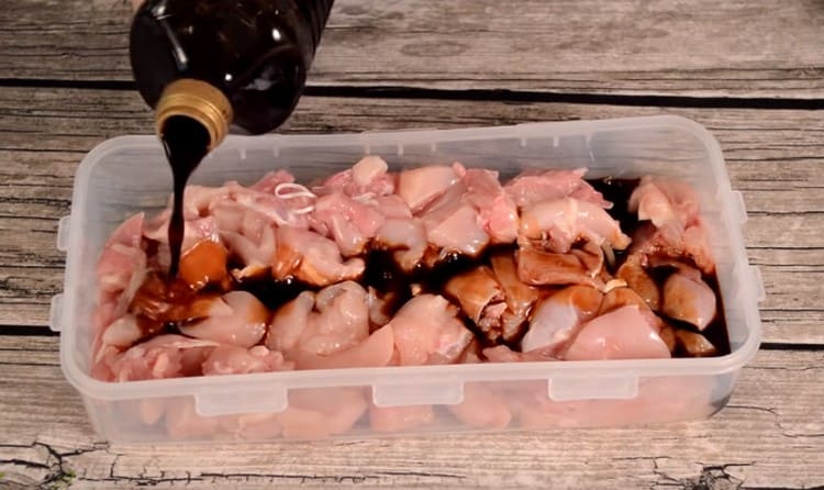 Marinează feliile de file în sos de soia.