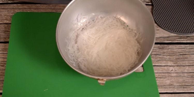 Funchozu se toarnă apă clocotită, apoi se înclină într-un frigider.