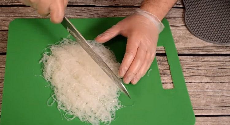 Funchoza poate fi tăiată imediat în bucăți mai scurte.