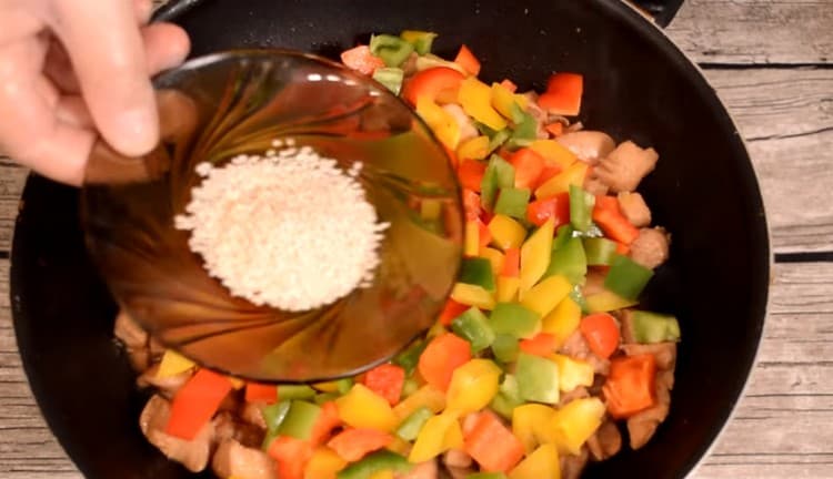 Adăugați piper în tigaie la pui, apoi susan.