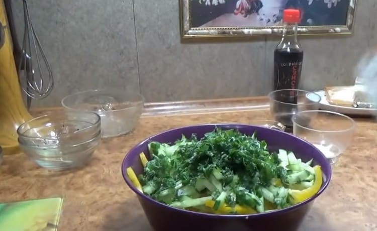 Se macină verdeața și se adaugă și componentele preparate.