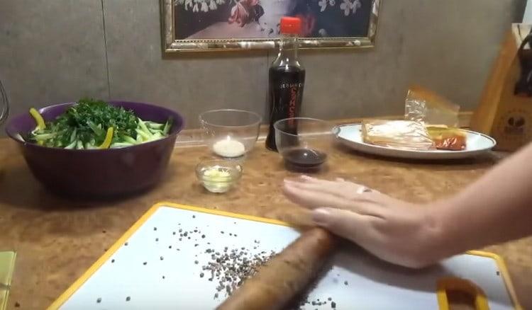 Se macină coriandrul și se transferă în farfurie.