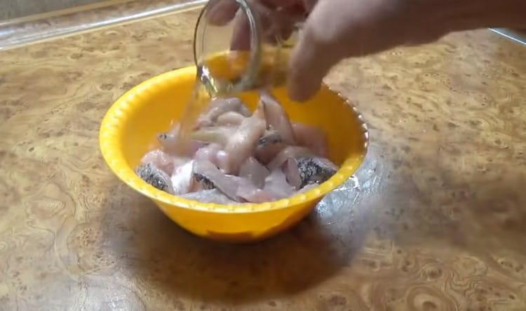 Se adaugă oțet la pește, se amestecă și se lasă la marinat.