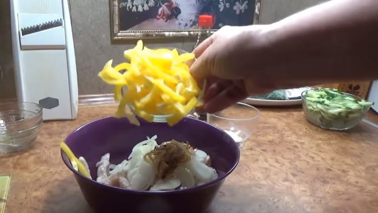 Adăugați ardeiul gras julienne.