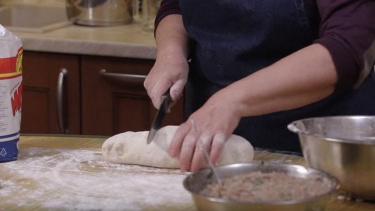 Натрошаваме тестото и отрязваме малко парче от него.