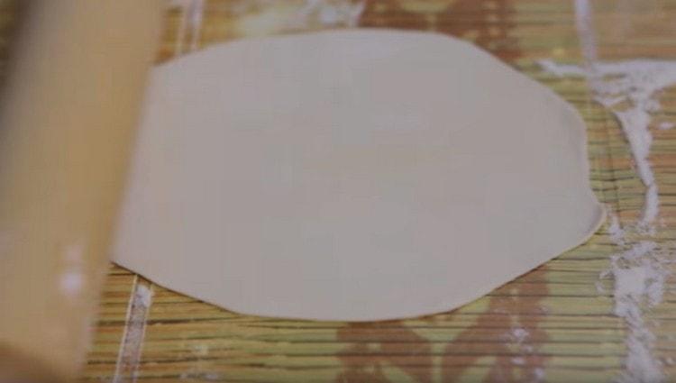 Разточваме всяко парче тесто на тънка торта.