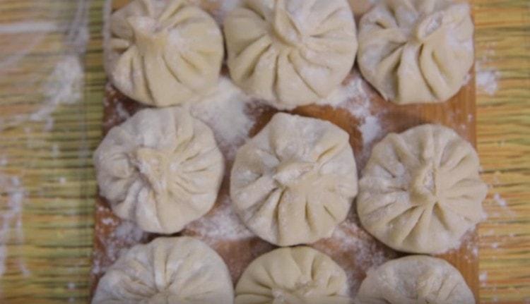 Излишното тесто отгоре може да бъде отрязано.