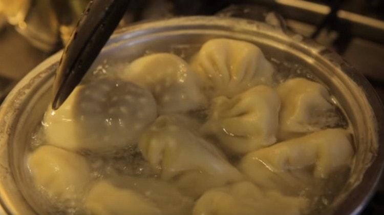 Когато khinkali изскочи, можете да ги вземете с нарязана лъжица.