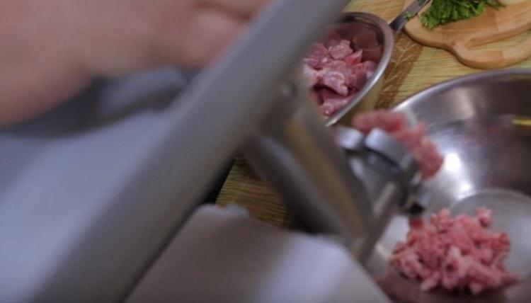 Нарежете месото на филийки и преминете през месомелачка.