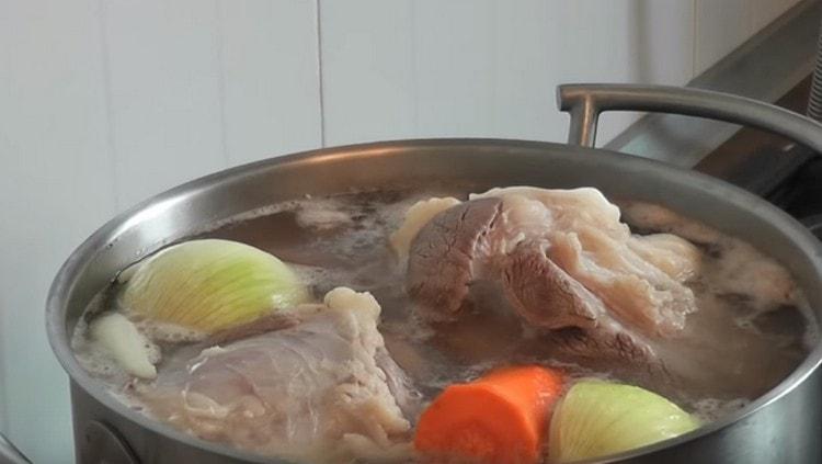 Jeleul va fi gătit cel puțin 6 ore.