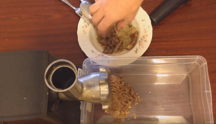 Carnea gata este răcită, fără oase și trecută printr-o mașină de tocat carne.