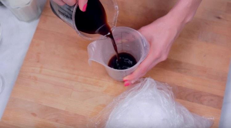 Ibuhos ang kape sa lalagyan ng blender.