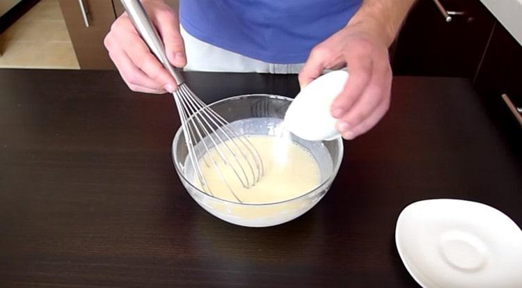 Magdagdag ng harina sa masa na ito ng kaunti.