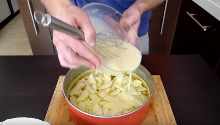 Punan ang pagpuno sa naunang inihanda na pagpuno.