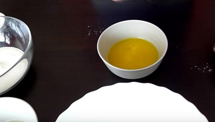 Mantikilya para sa resipe na ito ay dapat munang matunaw.