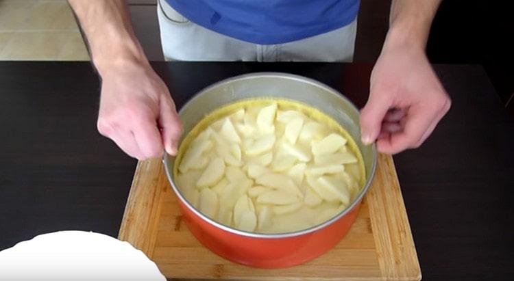 Maaari mong iling ang form nang maraming beses upang ang cream ay pantay na nagkakalat sa loob nito.