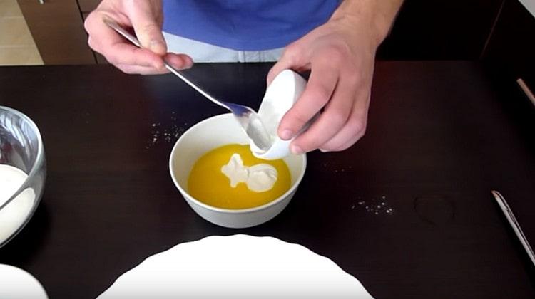 Magdagdag ng kulay-gatas sa langis at ihalo.