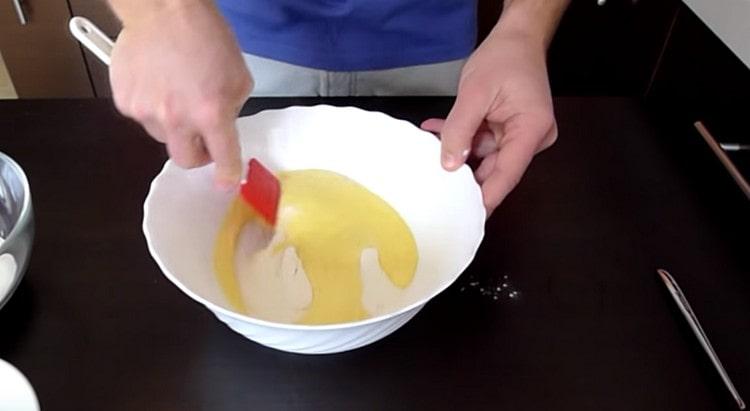 Ipinakilala namin ang harina sa mga sangkap na likido at ihalo.