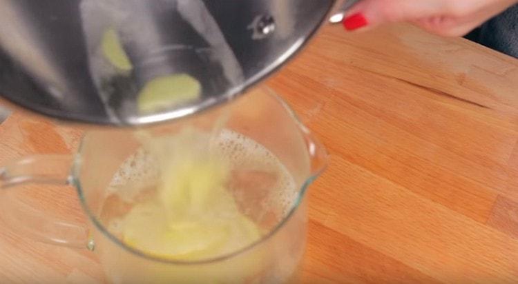 Når drikken tilføres, hæld den i tekanden til servering.