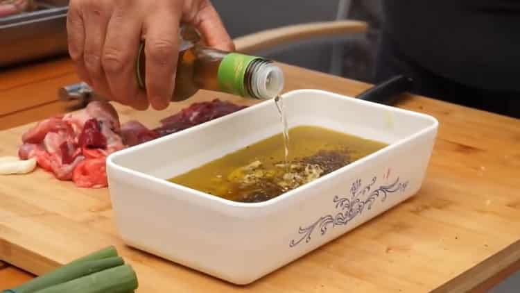 Pentru gătit frigarui de grătar. adaugati otet