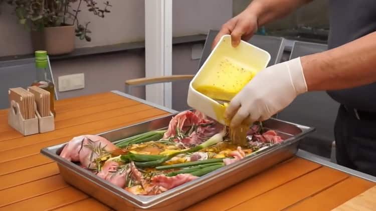 Pentru gătit frigarui de grătar. pregătiți ingredientele pentru marinată