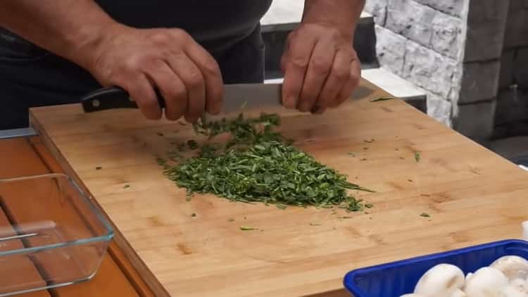 Pentru gătit frigarui de grătar. tocat tarhonul